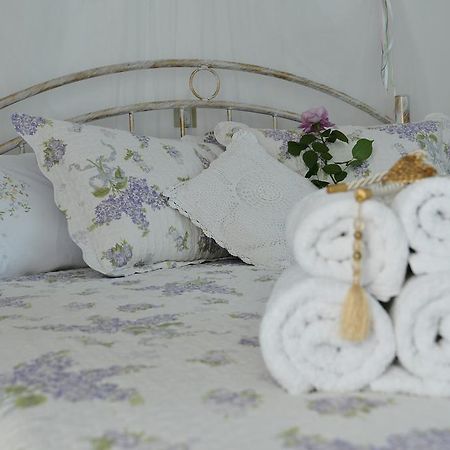 Noble Inn Лутраки Стая снимка