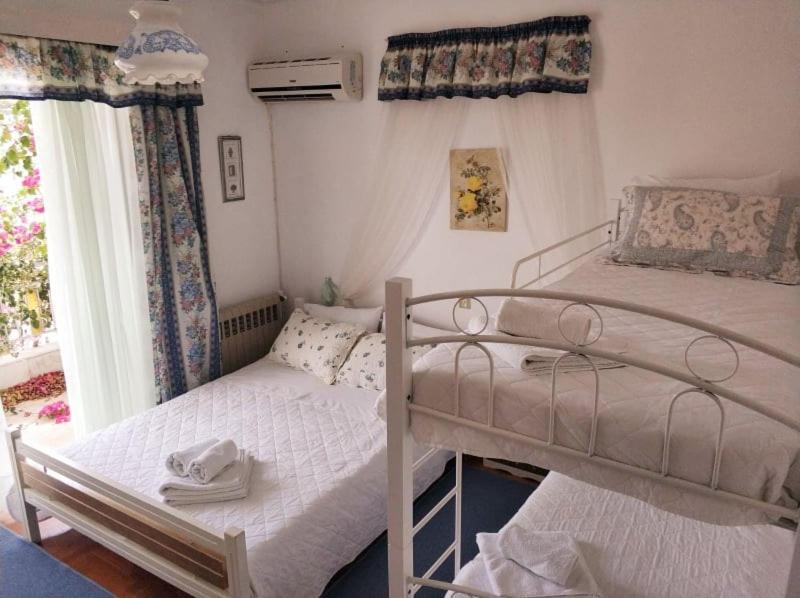 Noble Inn Лутраки Екстериор снимка
