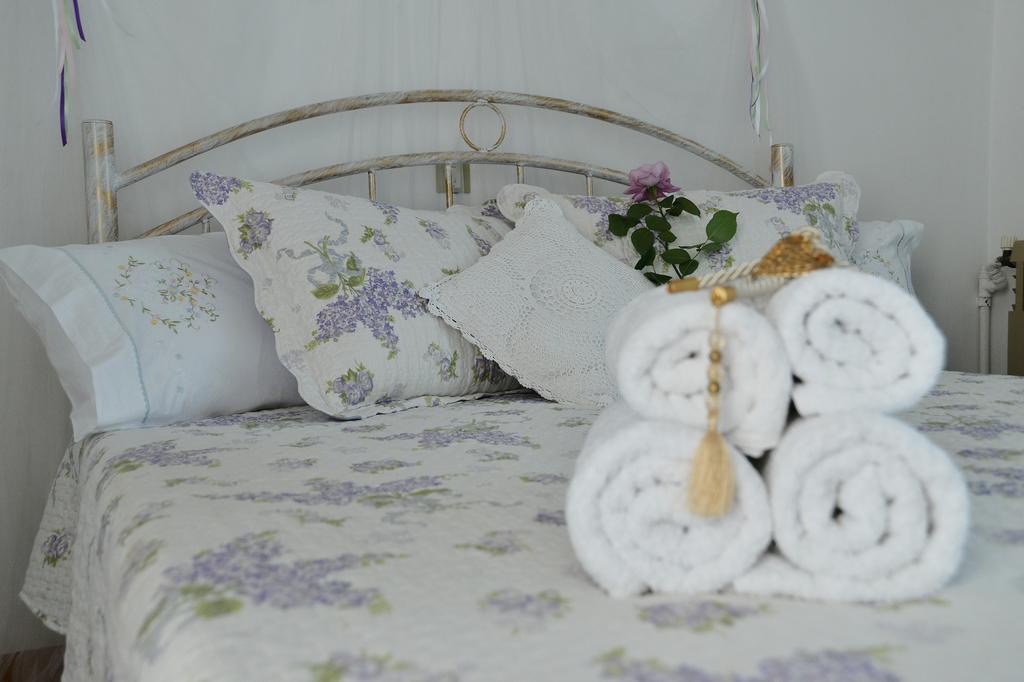 Noble Inn Лутраки Стая снимка