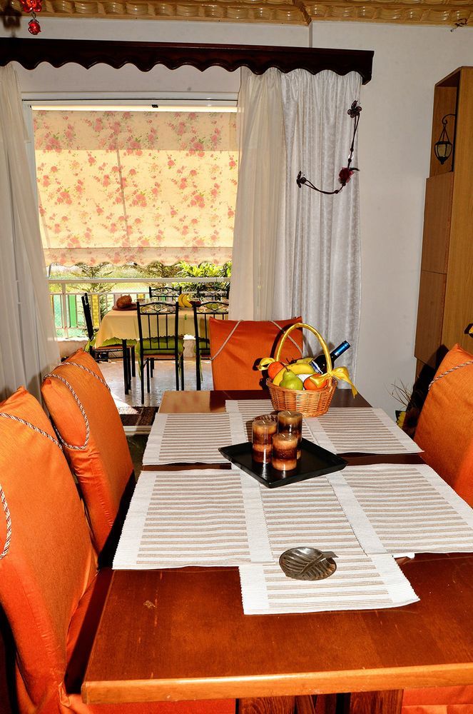 Noble Inn Лутраки Екстериор снимка