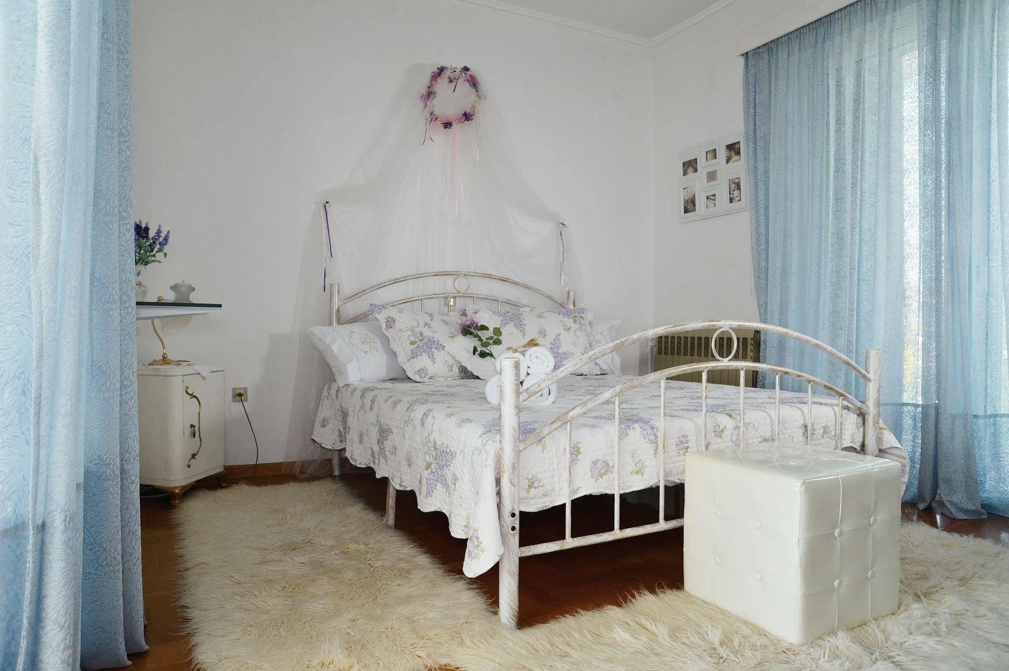 Noble Inn Лутраки Екстериор снимка